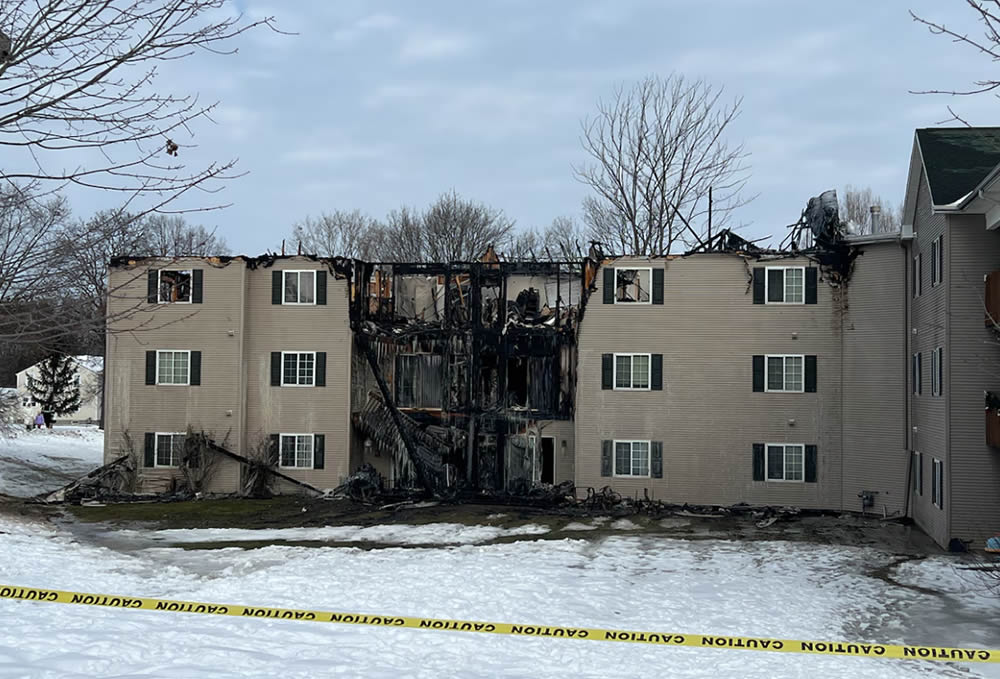 Apartamentos atingidos pelo incêndio. Foto: Rylee Kirk | syracuse.com