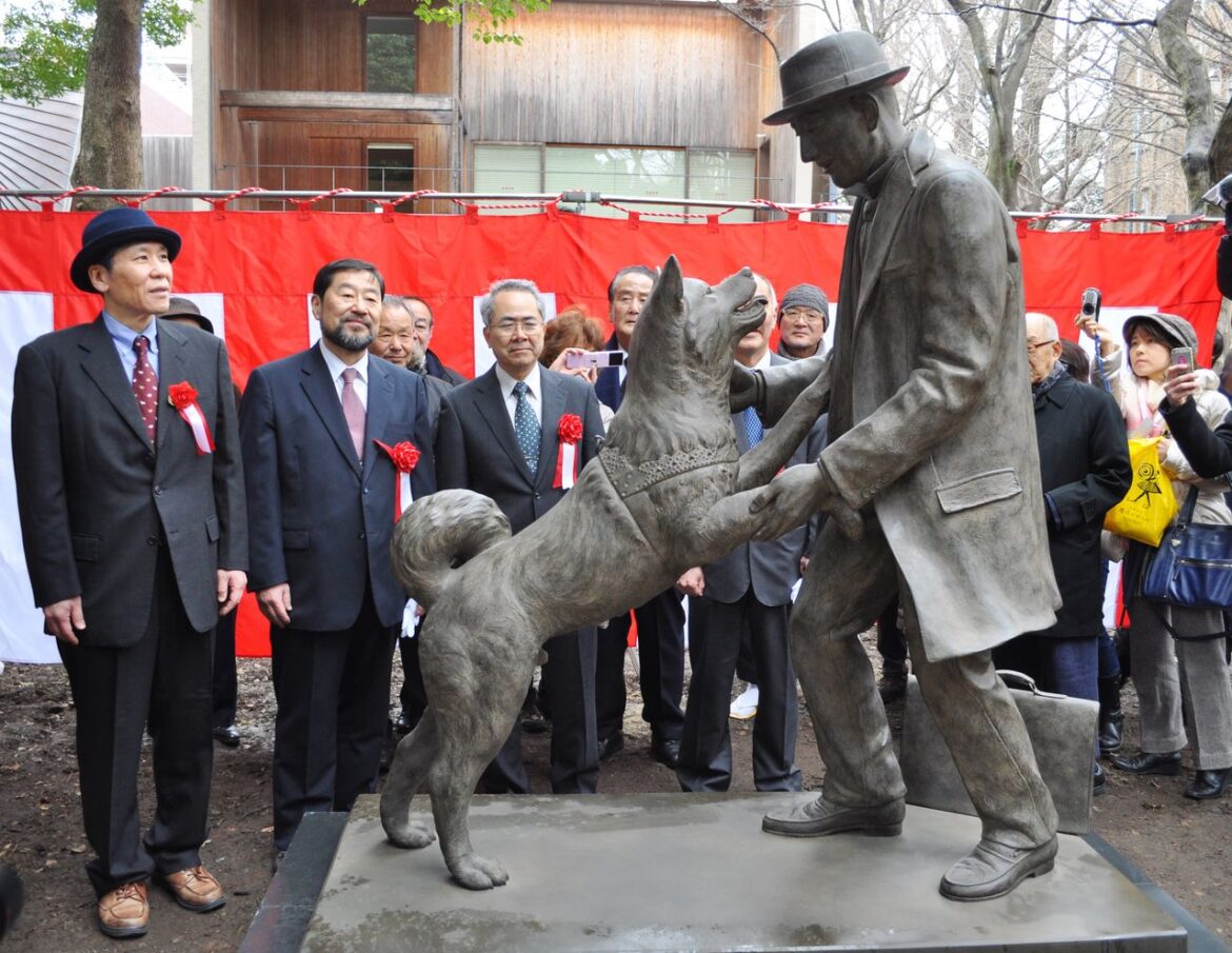 Estátua de Hachikō e o Professor Ueno, na Faculdade de Agricultura da Universidade de Tokyo, em Bunkyō. © Jiji via nippon.com